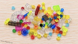 Směs průhledných LEGO kostek a dílků 