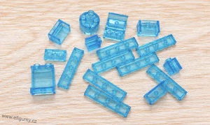  6A47 .Směs průhledných modrých LEGO kostek a dílků 