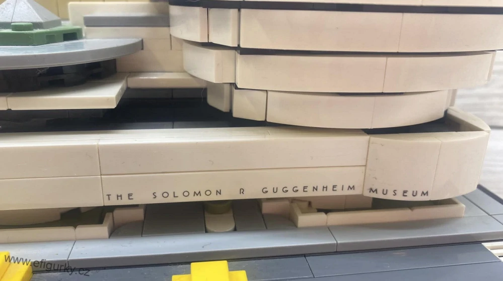 9A3. LEGO Architecture 21035 Solomon R. Guggenheim Museum . bez návodu a bez krabice, jen vystavené
